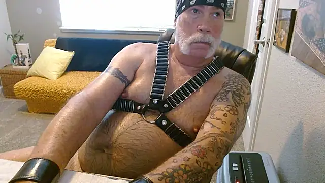 Snapshot of musclebearnips chatting on 06/23/26, 05:55 musclebearnips online show from 06/23/26, 05:55