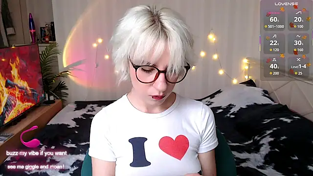 Snapshot of _Moonlight_t chatting on 11/24/25, 09:53 Moonlight t online show from 11/24/25, 09:53