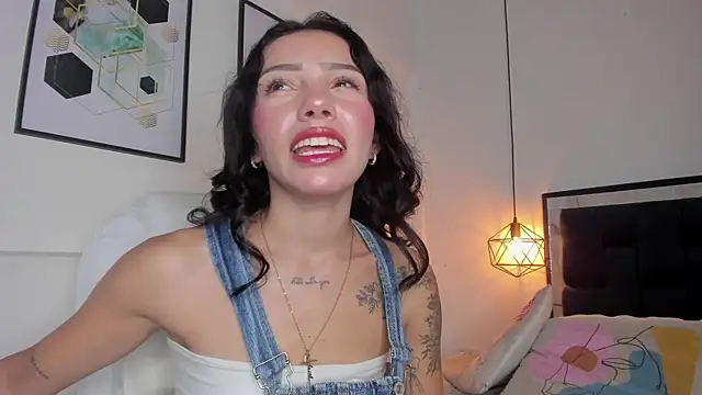 Snapshot of amysc chatting on 11/10/25, 01:43 amysc online show from 11/10/25, 01:43