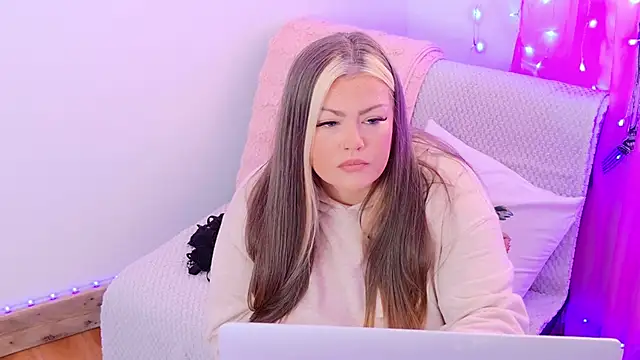 Snapshot of KikiBBW chatting on 10/14/25, 02:18 KikiBBW online show from 10/14/25, 02:18