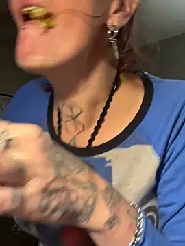 Snapshot of renegade_vyxxen chatting on 12/23/24, 02:02 renegade vyxxen online show from 12/23/24, 02:02