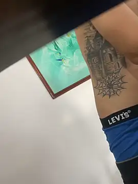 Snapshot of alejdrip chatting on 12/15/25, 03:27 alejdrip online show from 12/15/25, 03:27