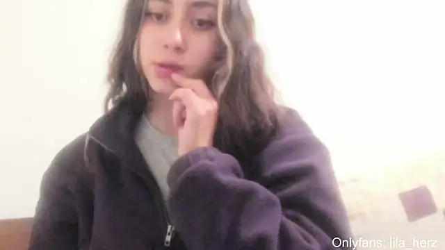 Snapshot of Liherz chatting on 12/21/24, 12:53 Liherz online show from 12/21/24, 12:53