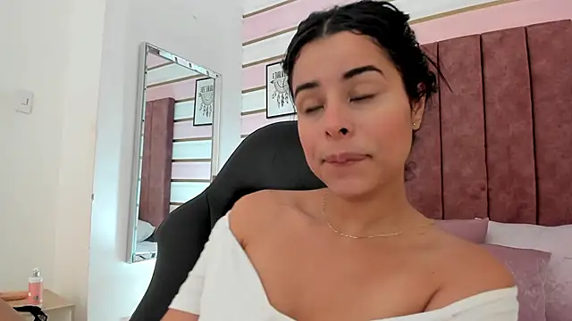 emma castilloo online show from 01/19/25, 07:26