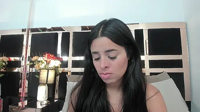Snapshot of emma_castilloo chatting on 04/13/26, 10:48 emma castilloo online show from 04/13/26, 10:48