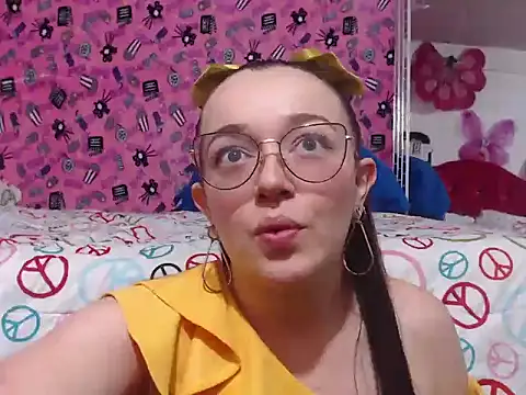 Snapshot of Angela_18honey chatting on 06/06/26, 01:32 Angela 18honey online show from 06/06/26, 01:32