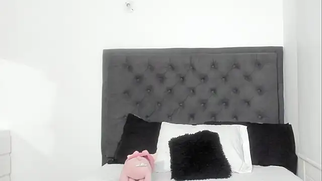 Snapshot of sara_evans02 chatting on 03/15/25, 05:30 sara evans02 online show from 03/15/25, 05:30