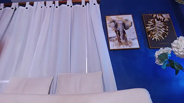 Snapshot of AleezaFrench chatting on 12/20/24, 01:43 AleezaFrench online show from 12/20/24, 01:43