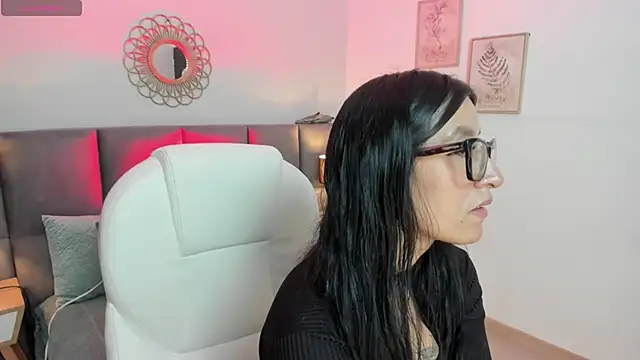 kira moon   online show from 04/05/26, 02:47