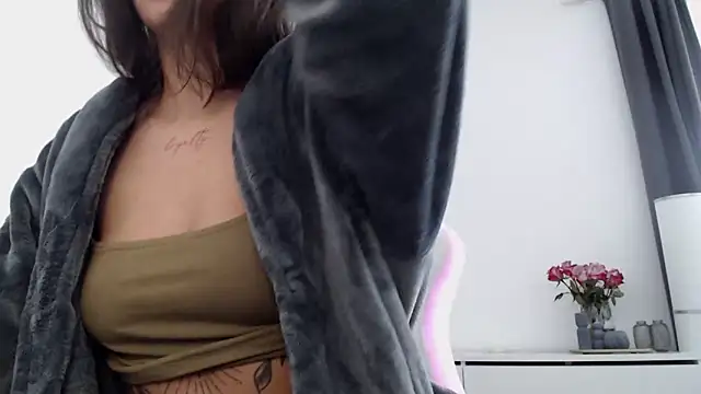 Snapshot of Simply_the_best chatting on 02/18/25, 06:48 Simply the best online show from 02/18/25, 06:48