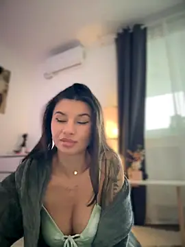 Snapshot of Simply_the_best chatting on 10/03/25, 01:52 Simply the best online show from 10/03/25, 01:52