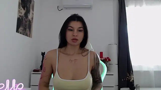 Snapshot of Simply_the_best chatting on 10/24/25, 10:33 Simply the best online show from 10/24/25, 10:33