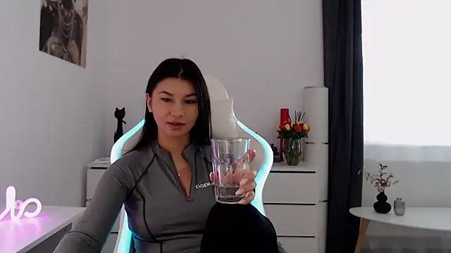 Snapshot of Simply_the_best chatting on 11/08/25, 11:21 Simply the best online show from 11/08/25, 11:21