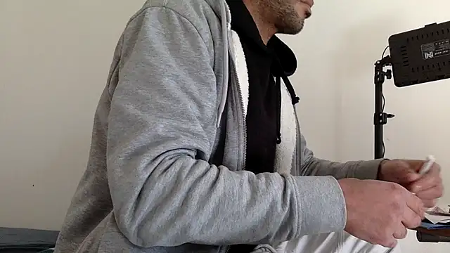 Snapshot of molozeb chatting on 10/18/25, 10:49 molozeb online show from 10/18/25, 10:49