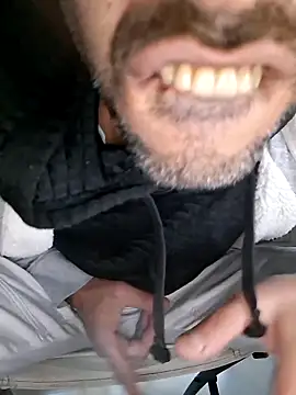 Snapshot of molozeb chatting on 10/27/25, 04:44 molozeb online show from 10/27/25, 04:44