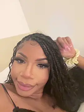 Snapshot of mialongxo chatting on 10/12/25, 01:48 mialongxo online show from 10/12/25, 01:48