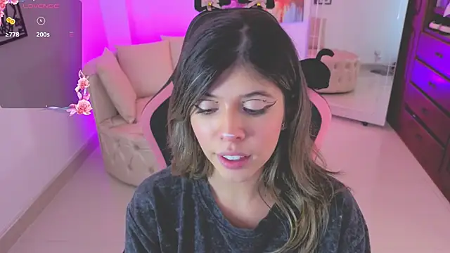 Snapshot of NATAASHA___ chatting on 12/01/25, 04:06 NATAASHA online show from 12/01/25, 04:06