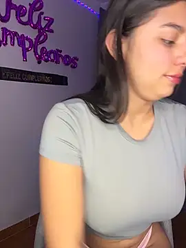 Snapshot of taylorkim12 chatting on 10/30/25, 01:07 taylorkim12 online show from 10/30/25, 01:07