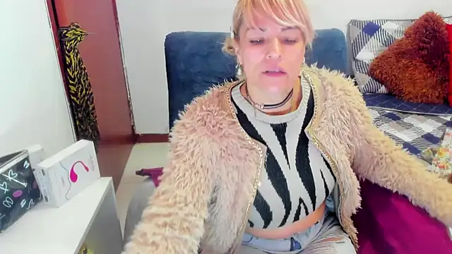 Snapshot of harly__queen chatting on 02/14/25, 12:25 harly queen online show from 02/14/25, 12:25