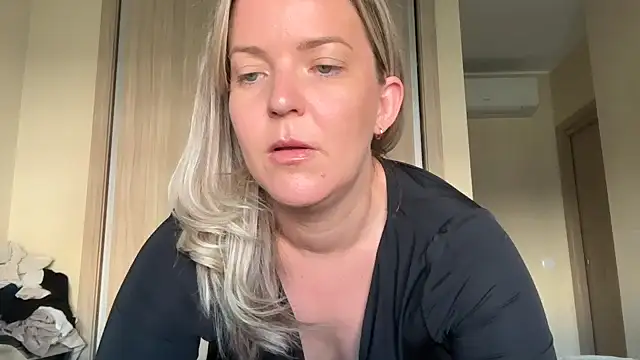 Snapshot of naughtyhollyxxxx chatting on 09/15/25, 07:41 naughtyhollyxxxx online show from 09/15/25, 07:41
