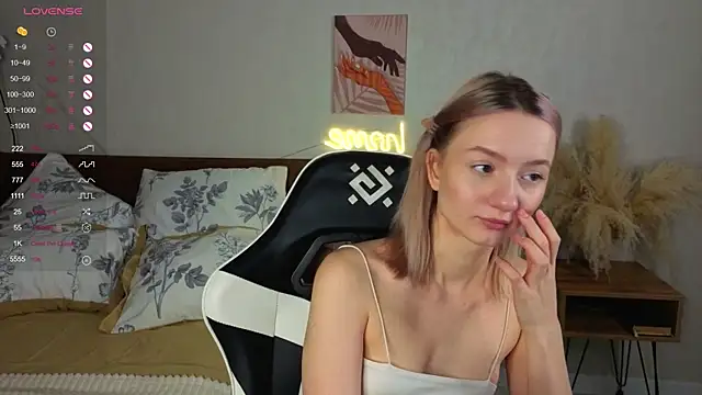 Snapshot of IdaValenti chatting on 10/13/25, 11:05 IdaValenti online show from 10/13/25, 11:05