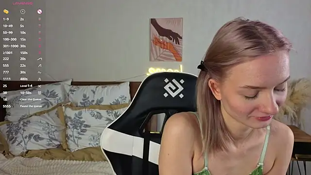 Snapshot of IdaValenti chatting on 10/27/25, 11:20 IdaValenti online show from 10/27/25, 11:20