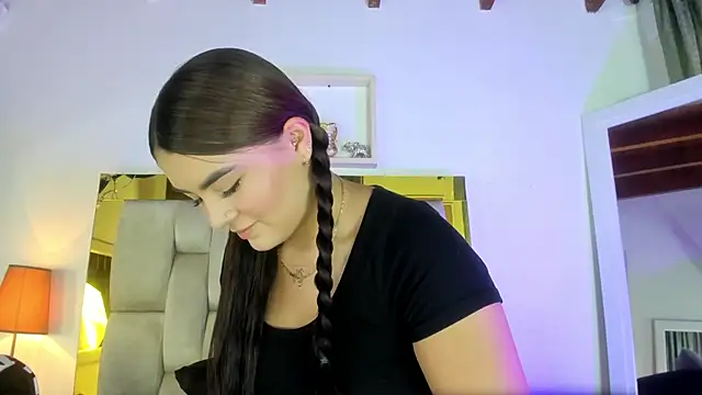 Snapshot of emmy_r chatting on 12/19/24, 12:12 emmy r online show from 12/19/24, 12:12