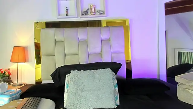 Snapshot of emmy_r chatting on 02/01/25, 12:05 emmy r online show from 02/01/25, 12:05