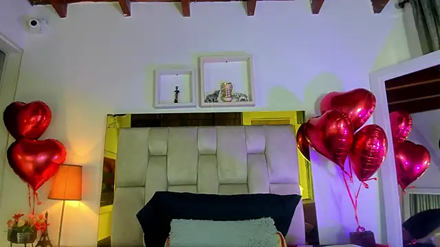 Snapshot of emmy_r chatting on 02/15/25, 12:11 emmy r online show from 02/15/25, 12:11
