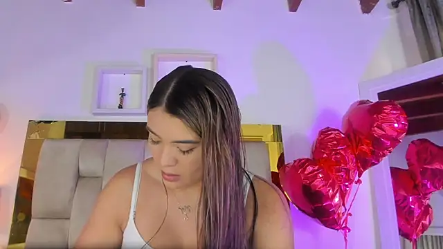 Snapshot of emmy_r chatting on 02/18/25, 12:06 emmy r online show from 02/18/25, 12:06