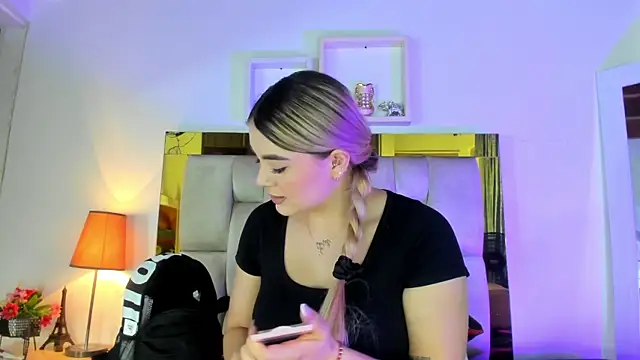 Snapshot of emmy_r chatting on 03/05/25, 12:11 emmy r online show from 03/05/25, 12:11