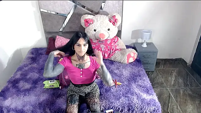 Snapshot of emma_onassis_17 chatting on 05/12/26, 12:08 emma onassis 17 online show from 05/12/26, 12:08