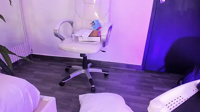 Snapshot of EriKlein chatting on 10/14/25, 11:05 EriKlein online show from 10/14/25, 11:05