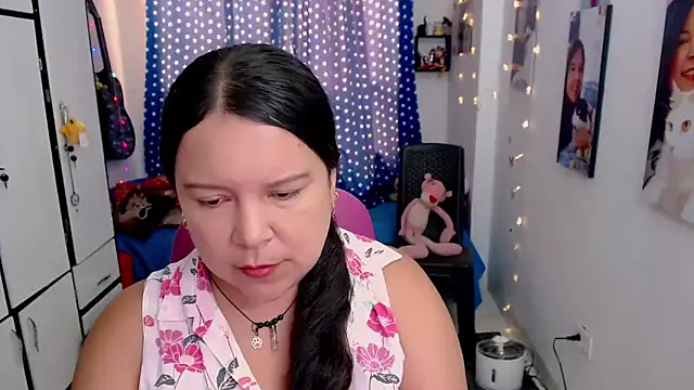 Snapshot of claryssa_ chatting on 11/04/25, 08:30 claryssa online show from 11/04/25, 08:30