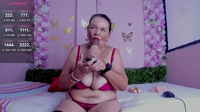 Snapshot of grandmother_milf chatting on 07/14/26, 01:28 grandmother milf online show from 07/14/26, 01:28