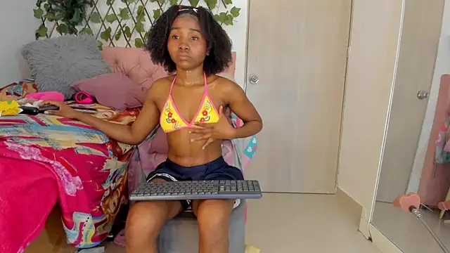 Snapshot of kimmysantoo chatting on 03/08/25, 12:20 kimmysantoo online show from 03/08/25, 12:20