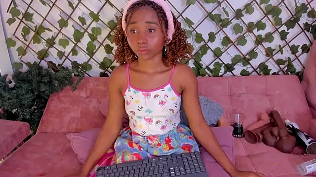 Snapshot of kimmysantoo chatting on 10/13/25, 04:56 kimmysantoo online show from 10/13/25, 04:56