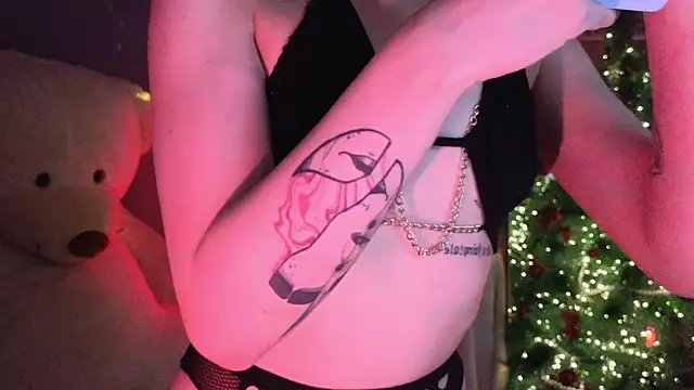 Snapshot of SandraBoyl chatting on 12/20/25, 02:40 SandraBoyl online show from 12/20/25, 02:40