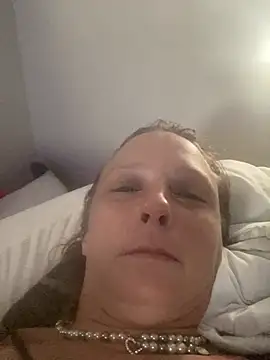 Everlyrose27 online show from 12/17/24, 02:33