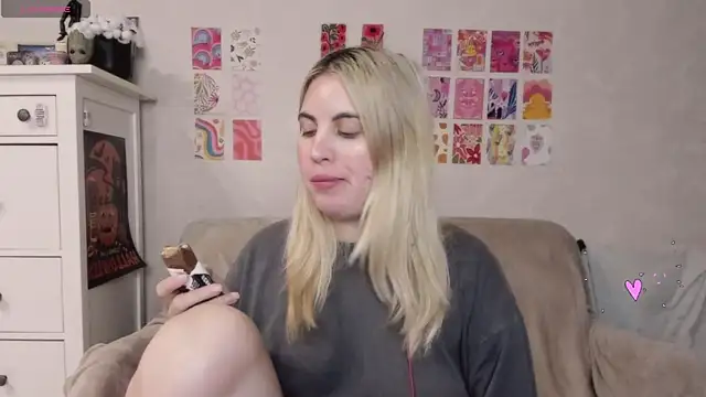 Snapshot of pawpaws chatting on 01/03/25, 01:47 pawpaws online show from 01/03/25, 01:47