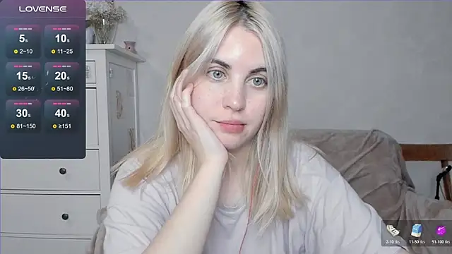 Snapshot of pawpaws chatting on 11/06/25, 10:49 pawpaws online show from 11/06/25, 10:49