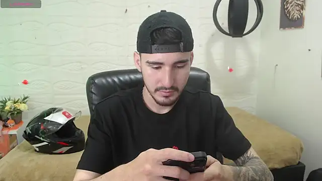 Snapshot of DmitriSanders chatting on 12/13/24, 01:04 DmitriSanders online show from 12/13/24, 01:04