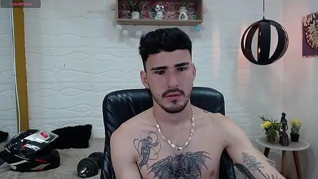 Snapshot of DmitriSanders chatting on 02/05/25, 12:10 DmitriSanders online show from 02/05/25, 12:10