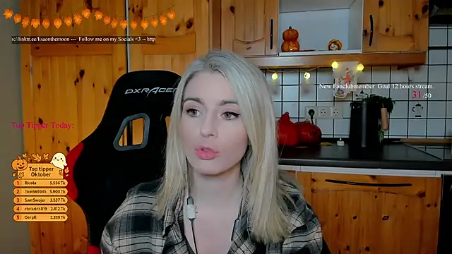 Lisaonthemoon online show from 10/25/25, 07:41