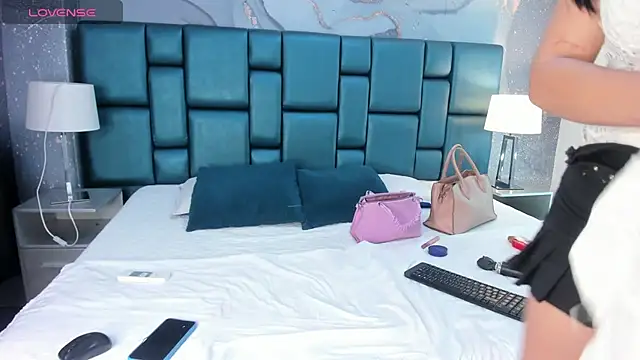 Nahomi Wild online show from 12/24/24, 06:50