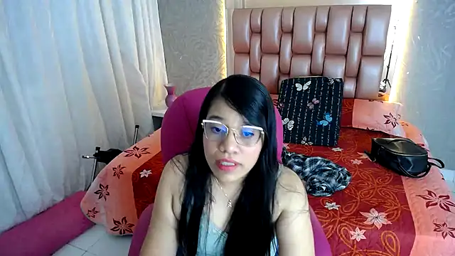 Snapshot of KEYRA-MILLER- chatting on 01/30/25, 01:22 KEYRA-MILLER- online show from 01/30/25, 01:22