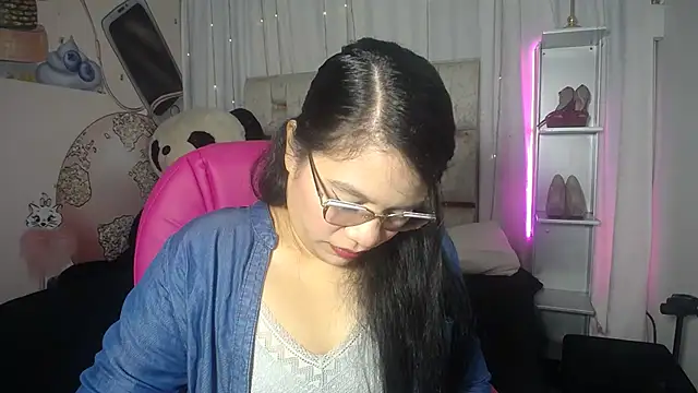 Snapshot of KEYRA-MILLER- chatting on 11/25/25, 02:00 KEYRA-MILLER- online show from 11/25/25, 02:00