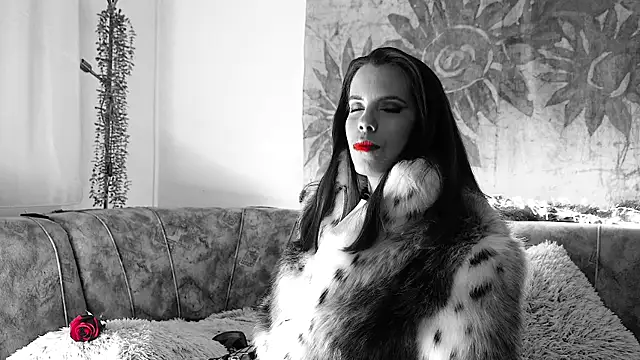 Lora Chanel online show from 12/18/25, 08:15