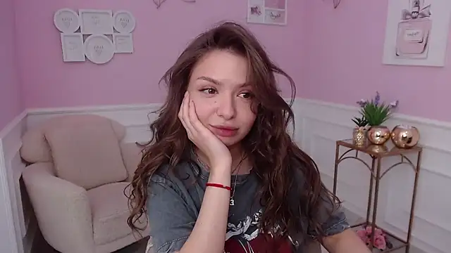 Snapshot of LucySkilar chatting on 09/29/25, 04:17 LucySkilar online show from 09/29/25, 04:17