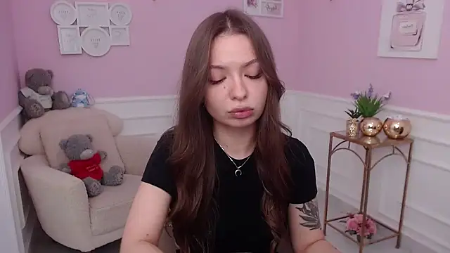 Snapshot of LucySkilar chatting on 10/21/25, 04:35 LucySkilar online show from 10/21/25, 04:35